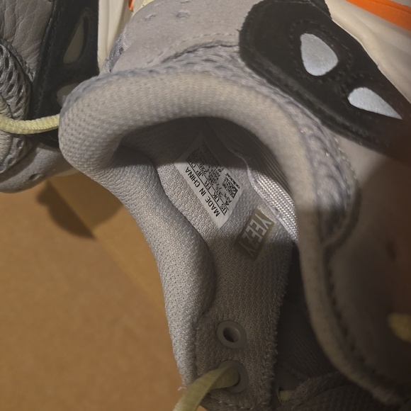 Adidas Yeezy Wave Runner. Size 4 - Picture 4 of 7